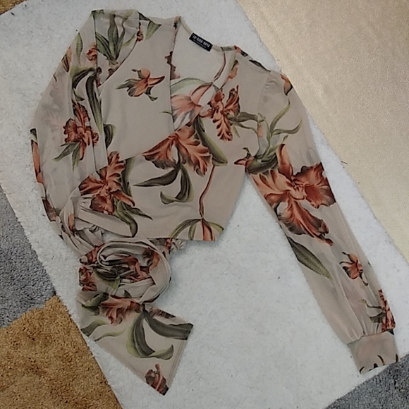 Fashion Nova Wrap Blouse. Size S. Color Tan w/flowery Print. - Picture 3 of 4